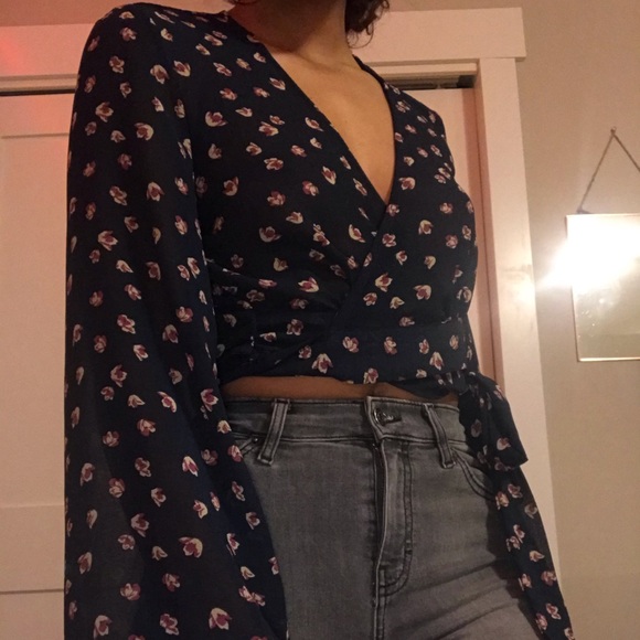 Long bell sleeve wrap top - Picture 3 of 5